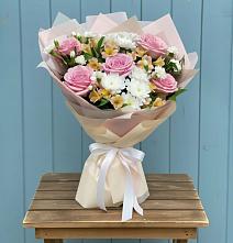 Букет цветов из:  Гвоздики, Орхидеи и Розы в Апанасенковском