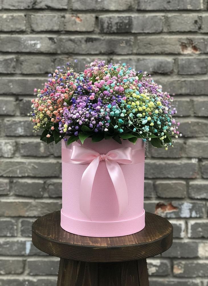 Цветочная композиция из Гипсофила и Розы в шляпной коробке в Апанасенковском