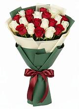 Букет Микс из красных и белых роз в Апанасенковском