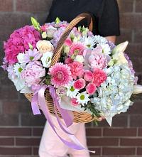 Композиция солнечный день в Апанасенковском Цветочная композиция из Розы, Хризантемы, Пионы и Лизиантусы в корзине в Апанасенковском