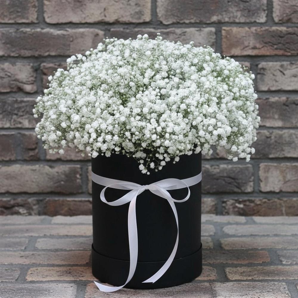 Цветочная композиция из Гипсофила в шляпной коробке в Апанасенковском