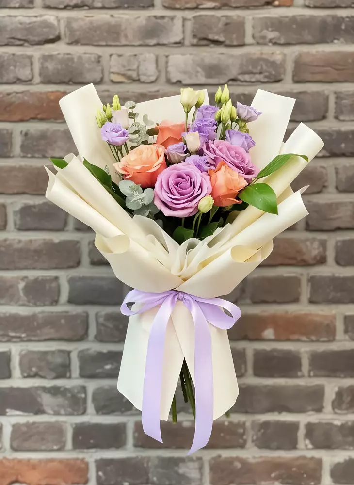 Букет цветов из: Лизиантусы и Розы в Апанасенковском