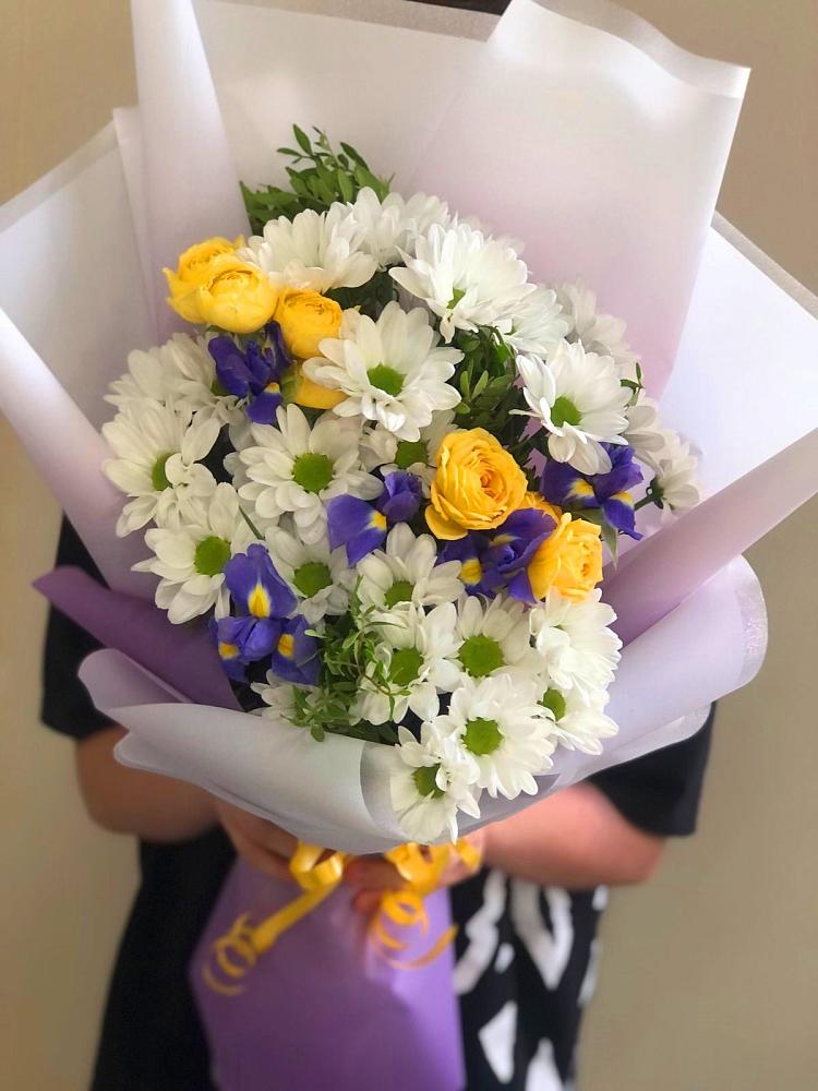 Букет цветов из: Ирисы, Хризантемы и Розы в Апанасенковском