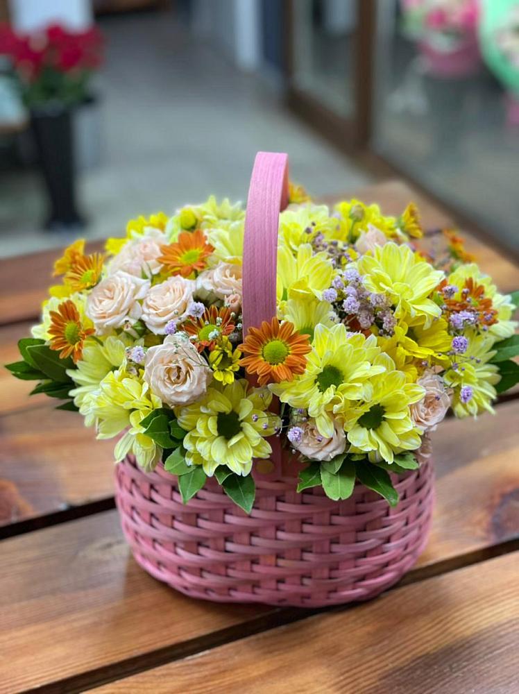 Цветочная композиция из Хризантемы и Розы в корзине в Апанасенковском