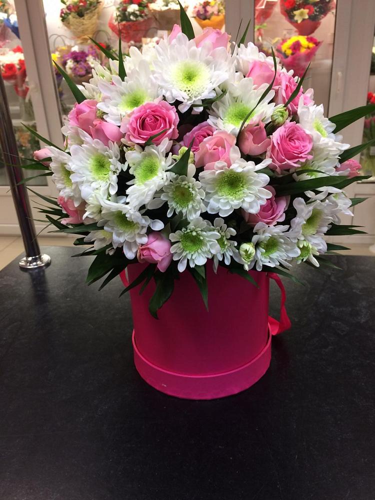 Цветочная композиция из Розы и Хризантемы в шляпной коробке в Апанасенковском