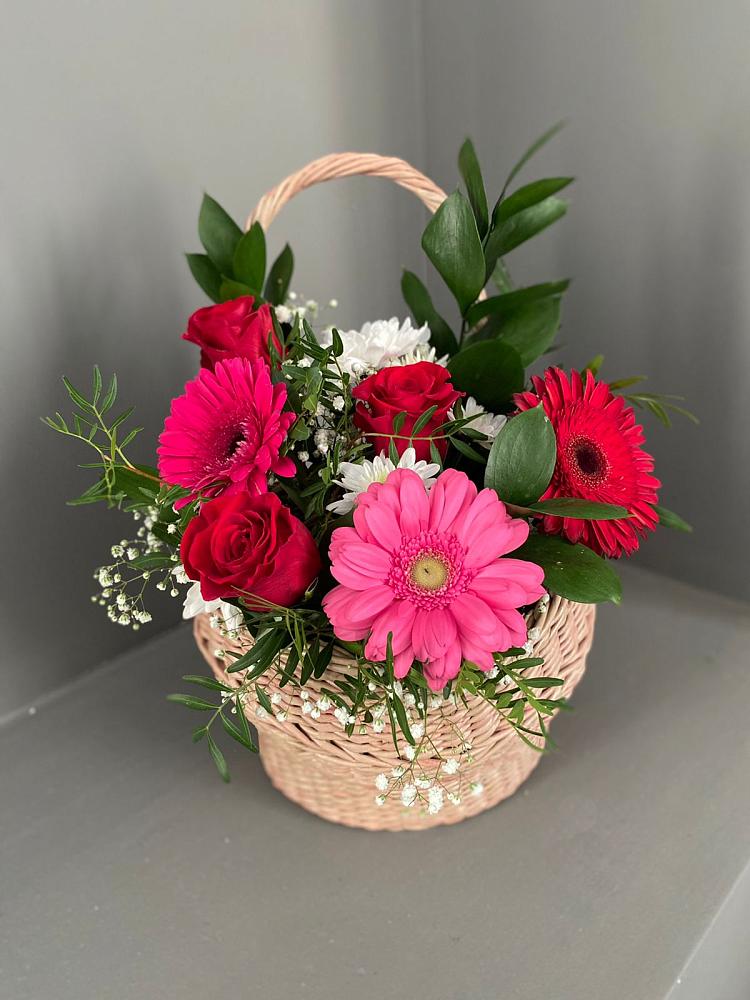 Цветочная композиция из Розы, Хризантемы и Герберы в корзине в Апанасенковском