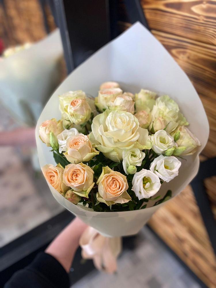 Букет цветов из: Розы и Лизиантусы в Апанасенковском